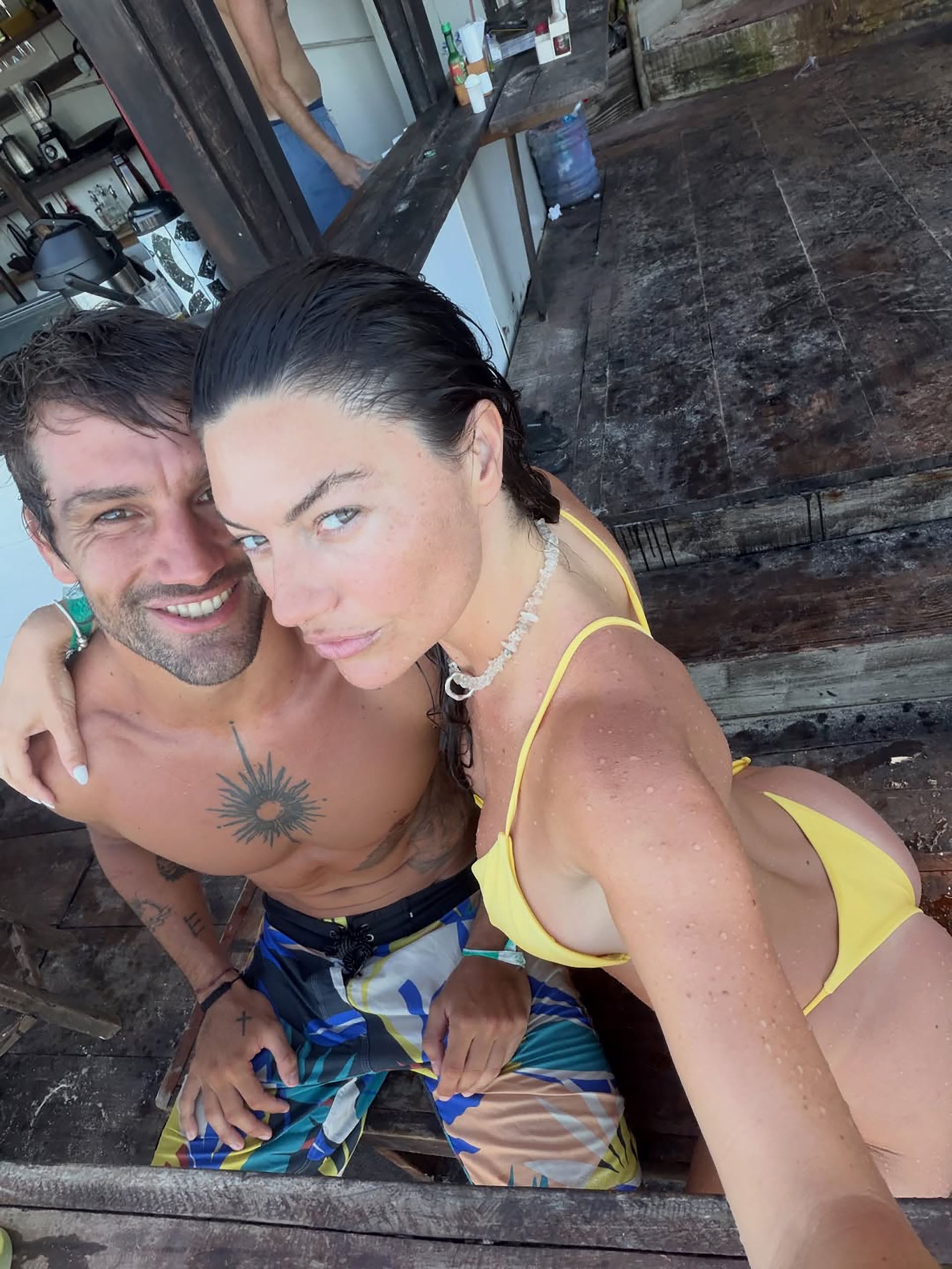 Sofía Jujuy comparte un momento de alegría y relajación en Brasil junto a su pareja, con ambos luciendo sonrientes