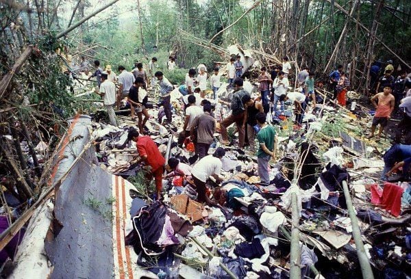Apenas amaneció, horas después de la caída del avión, cientos de personas se metieron en la zona del desastre para conseguir cualquier objeto de valor que pudieran encontrar