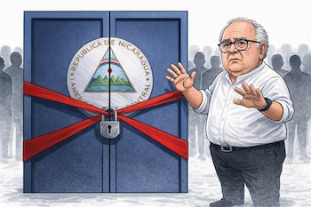 Hombre caricaturizado con gafas y camisa blanca, brazos extendidos, frente a una puerta azul con escudo de Nicaragua, listón rojo y candado. Siluetas atrás.