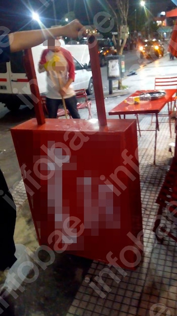 Caminaba por la vereda, le cayó encima el cartel de una pizzería y la Justicia condenó al local a pagarle $27 millones