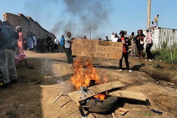 Escombros en llamas durante una protesta de trabajadores sanitarios y de primera línea en el Centro de Tratamiento de Ébola Elikya en Bunia, Congo, el sábado 25 de julio de 2026 (AP Foto/Constant Same Bagalwa)