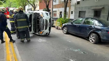 Perdió el control, chocó contra un auto estacionado y volcó: una bebé de 6 meses fue hospitalizada