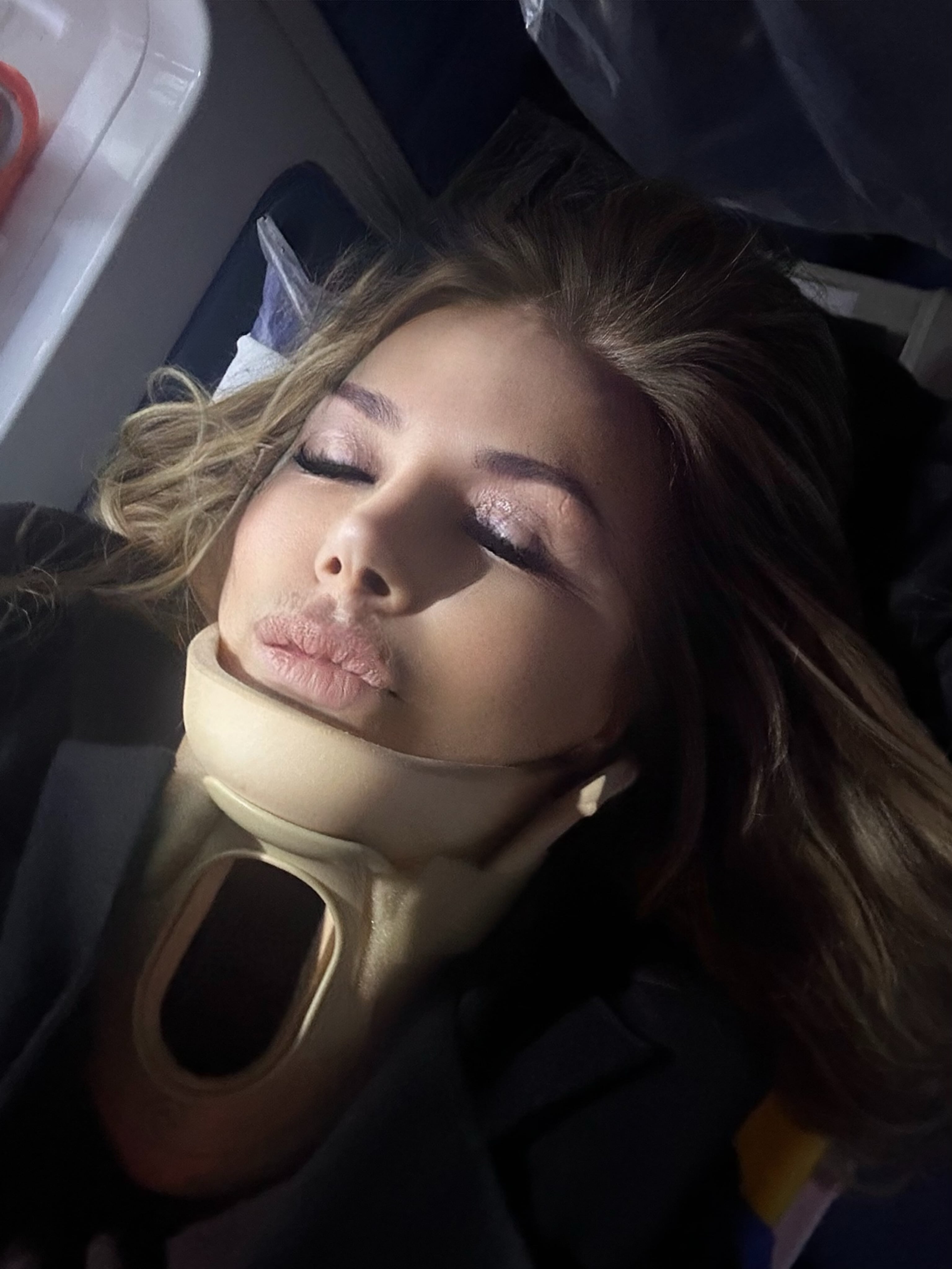 La cantante Daniela yace con los ojos cerrados y un cuello ortopédico tras sufrir un accidente automovilístico.
