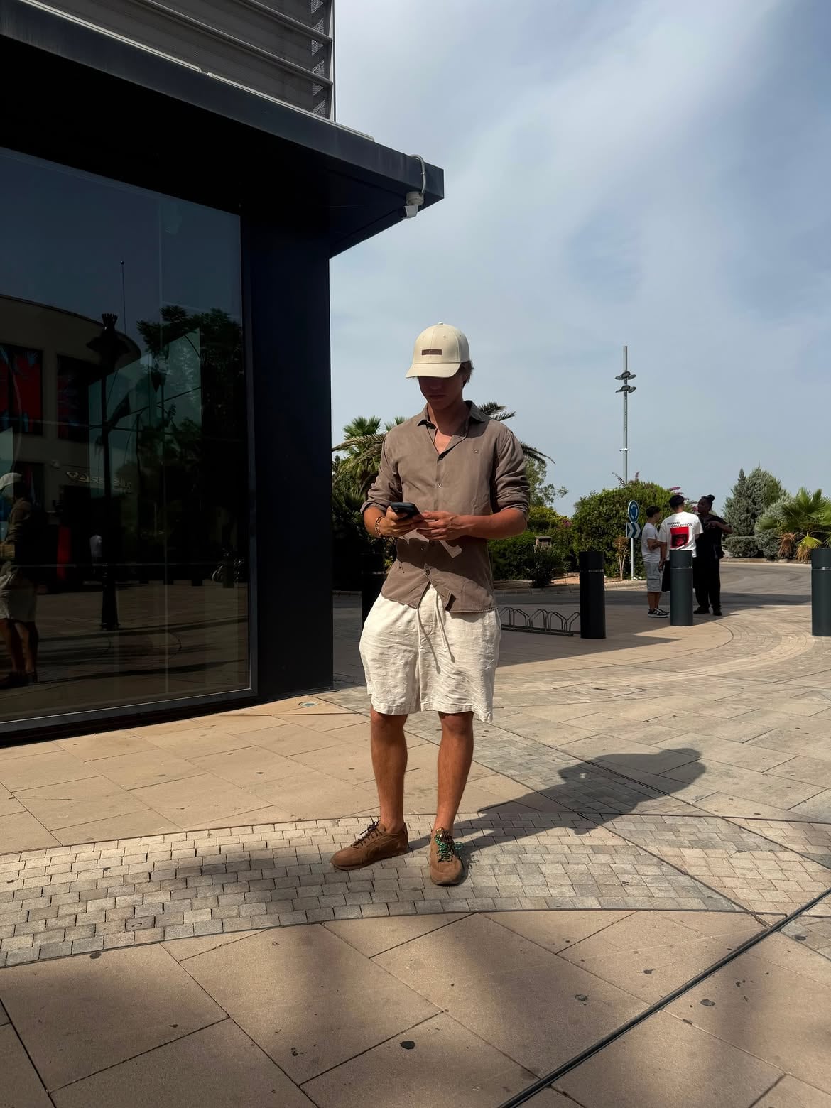 Bermuda de lino, camisa manga larga y zapatillas fueron los elegidos por el joven para pasear por la isla