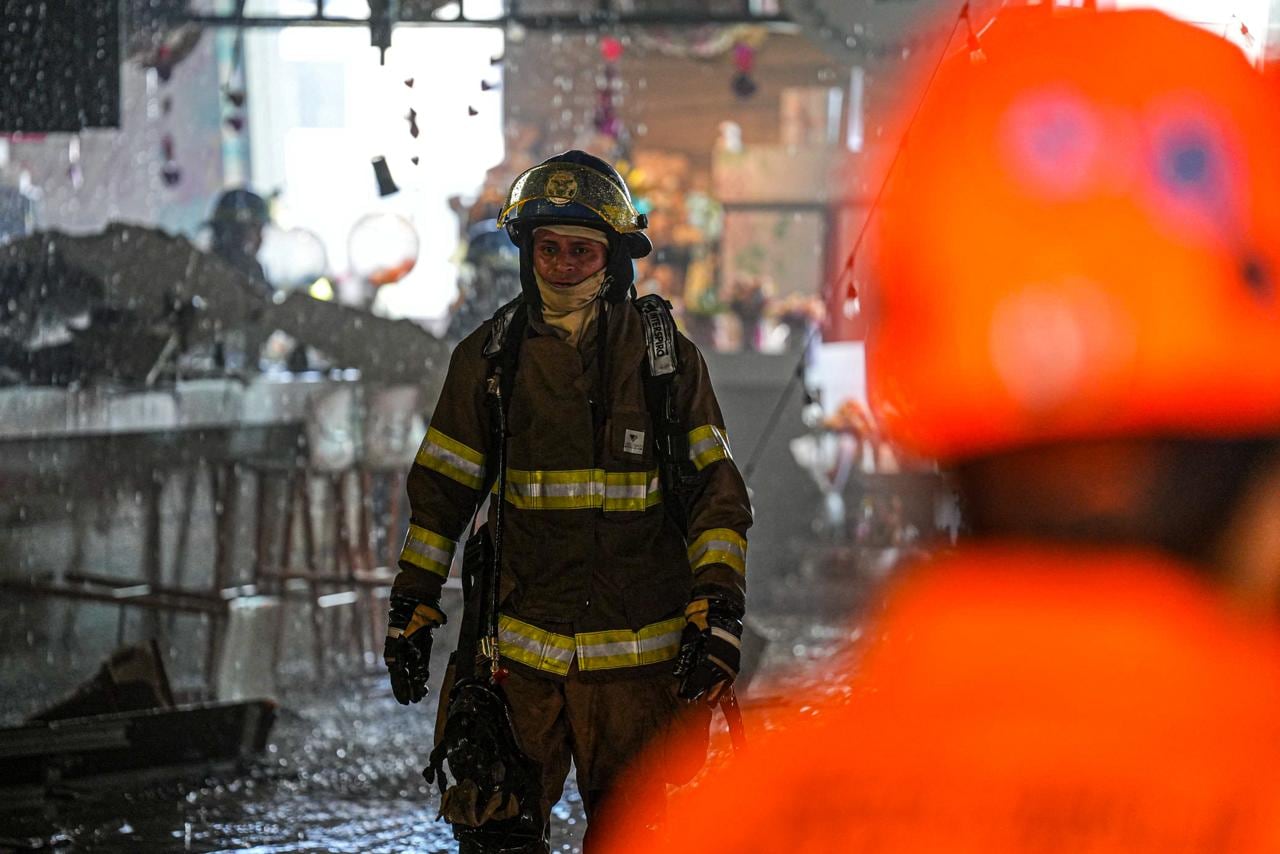 Instituciones de primera asistencia realizan labores de control y liquidación del fuego mediante ataque directo en el centro comercial ubicado en San Benito, San Salvador Centro. Cortesía: Secretaría de Prensa)