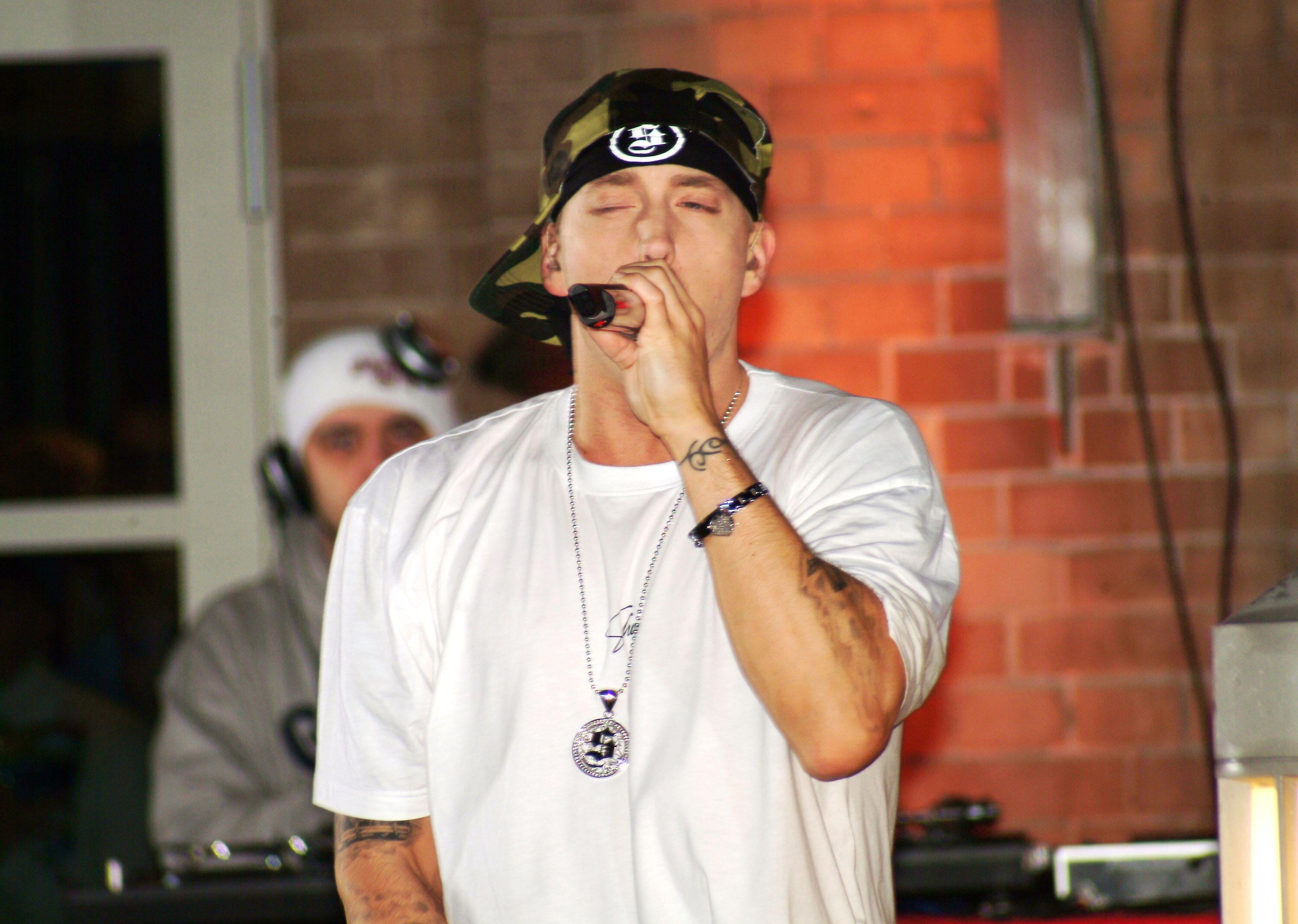 Eminem consolidó una imagen reconocible con pelo platinado, gorra deportiva y prendas de inspiración urbana