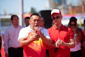 Antes de que los botes ingresen al agua, se procede a "despertar al dragón", es decir, pintar las pupilas de los mascarones de proa porque "no se puede entrar al agua si el dragón no despertó", explicaron los funcionarios chinos