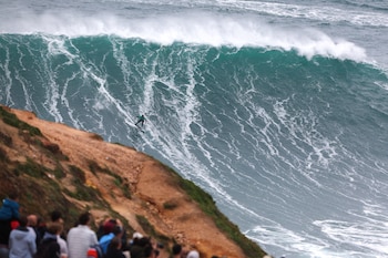 Surfistas internacionales acuden a Nazaré