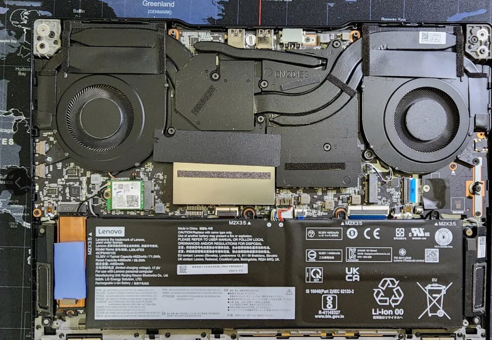 Las láminas negras que están dentro de la laptop cumplen una función importante, entre ellas, aislar el calor.