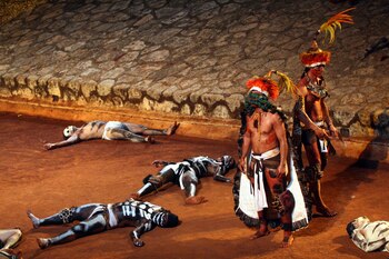 Fotografía de archivo de indígenas de la cultura Maya realizando la ceremonia del Jaguar en el parque temático de Xcaret, en el estado mexicano de Quintana Roo. EFE/Elizabeth Ruiz