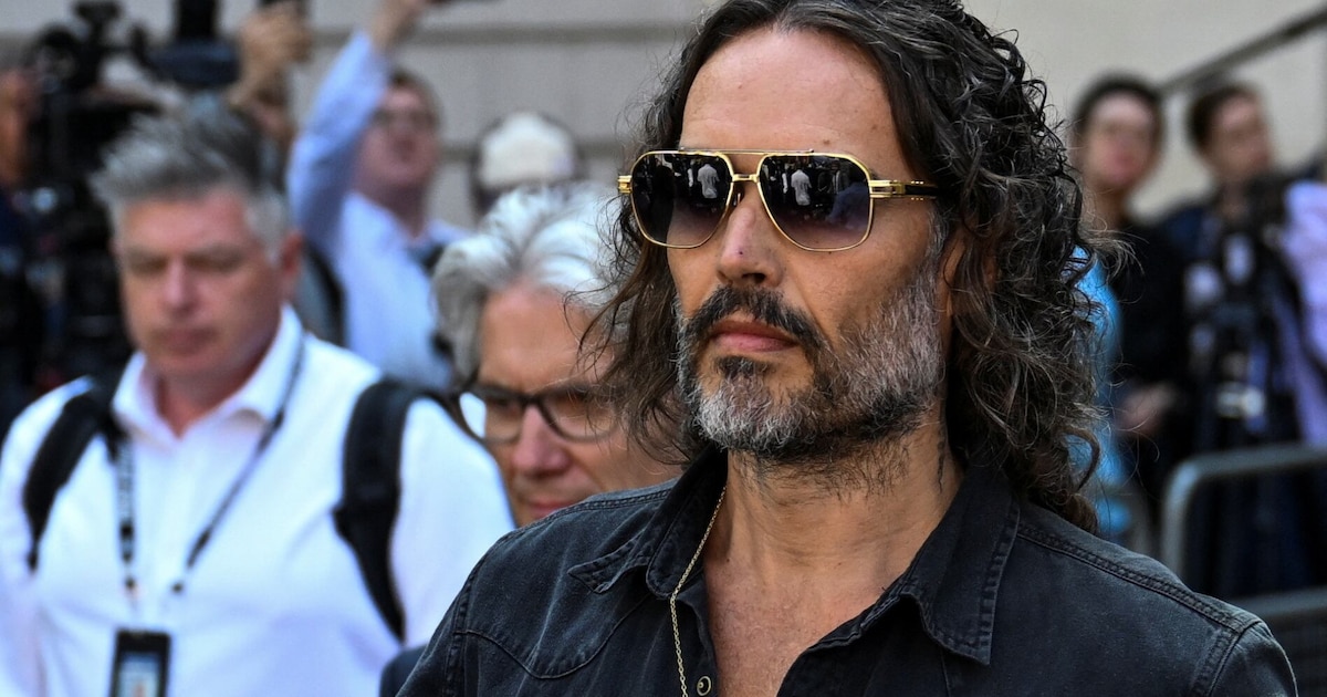 Russell Brand logra libertad condicional tras pagar fianza en juicio por acusaciones de violación