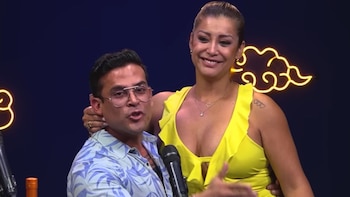 Karla Tarazona acepta el anillo,