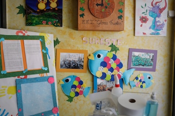 Carteles y dibujos colgados en