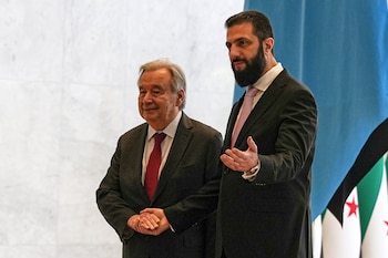 El presidente sirio Ahmad al-Sharaa da la bienvenida al secretario general de las Naciones Unidas, Antonio Guterres, en el palacio presidencial de Siria en Damasco (AP Foto/Omar Albam)
