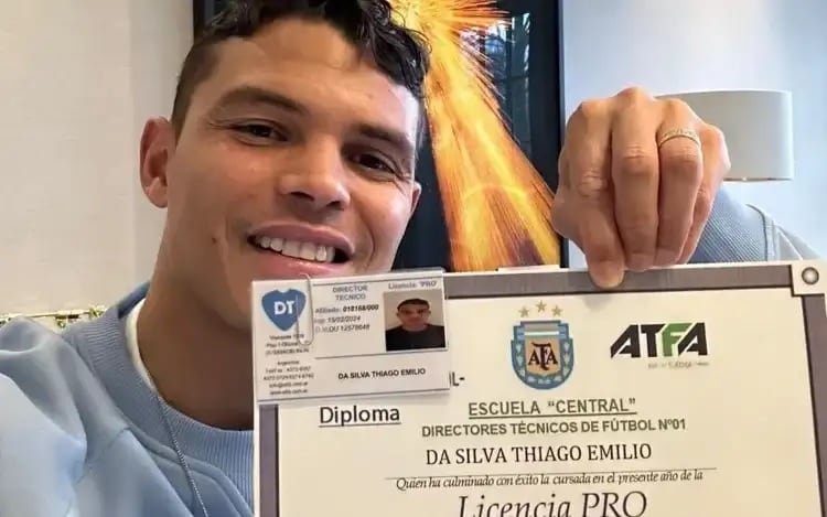 Thiago Silva con un diploma ATFA de entrenador