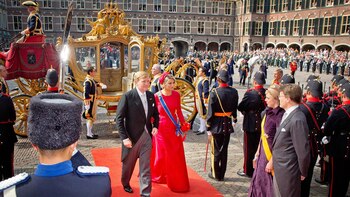 Reyes de Holanda - carroza de oro racista