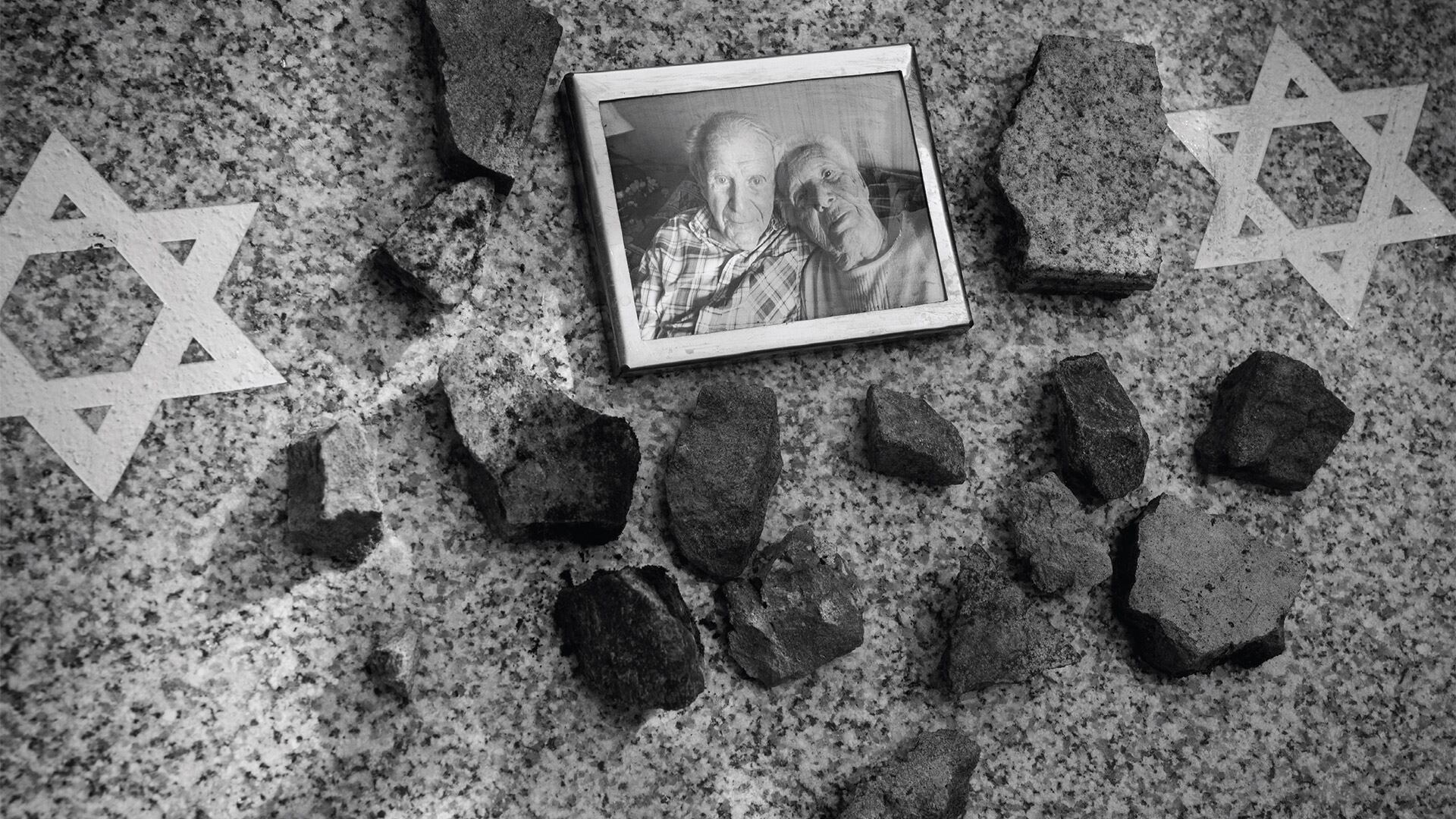 Las piedras se acumulan en la lápida de Francisco e Hinda