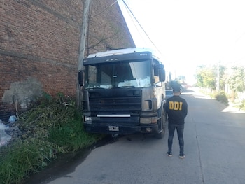 El camión robado tras ser encontrado en San Francisco Solano