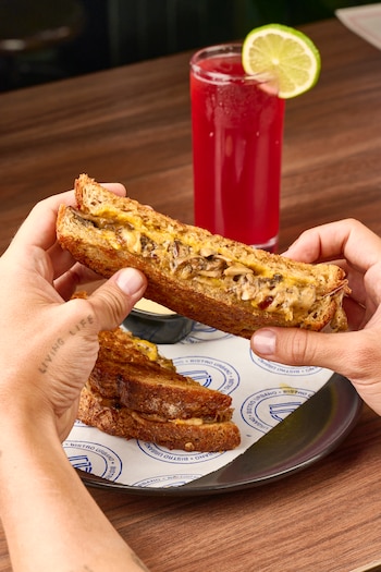 La renovación por los 10 años incorpora el Veggie Melt, elaborado con champiñones salteados.