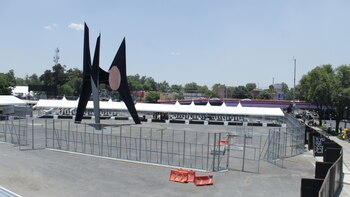 Vallas, rejas y carpas blancas rodean al Estadio Azteca. (Crédito: Luz Coello/Infobae México)