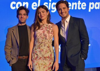 Los actores Jonah Feingold (i),