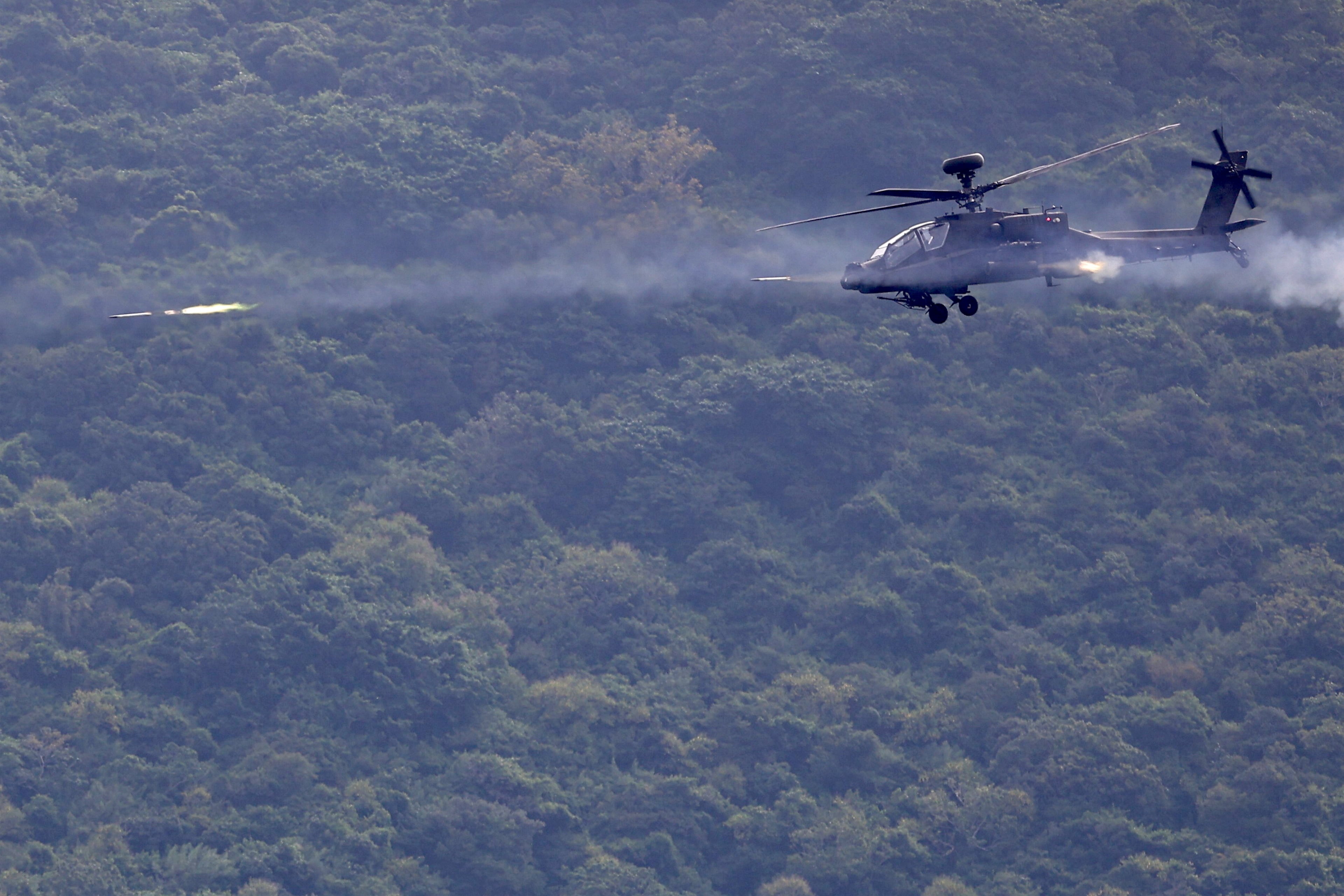 Un helicóptero AH-64 Apache dispara un cohete durante un ejercicio militar con fuego real en Pingtung, Taiwán, el 7 de septiembre de 2022
REUTERS/Ann Wang