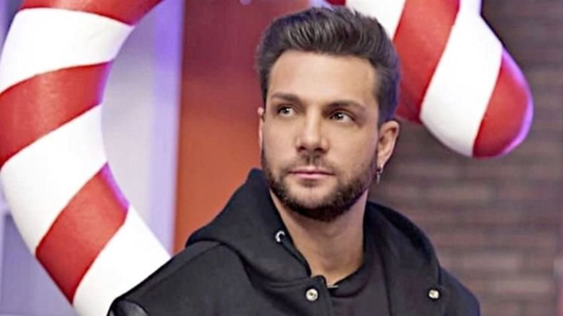 El actor Nicola Porcella aborda su proceso frente a la depresión durante una intervención en un estudio de televisión.