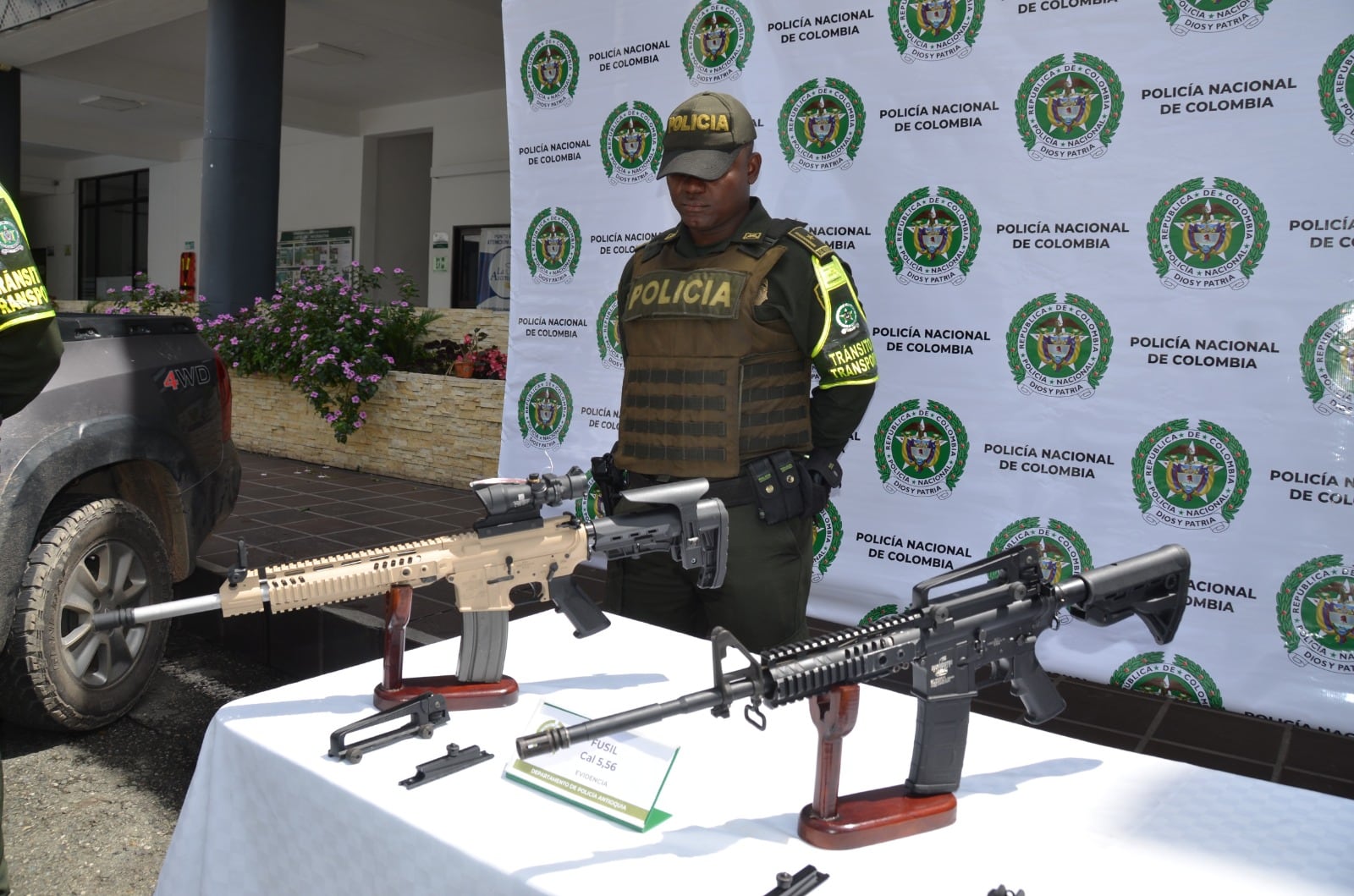 Hallan un arsenal de guerra oculto en camioneta abandonada en vía de  Antioquia: había tres fusiles estadounidenses y cargadores - Infobae, image size:1600x1059