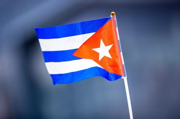 El caso de dos jugadores que ya acudieron a Migración ocurre en un contexto de residencias, naturalizaciones y más de 100.000 viajes anuales desde la isla hacia ese destino caribeño. (Imagen de archivo)