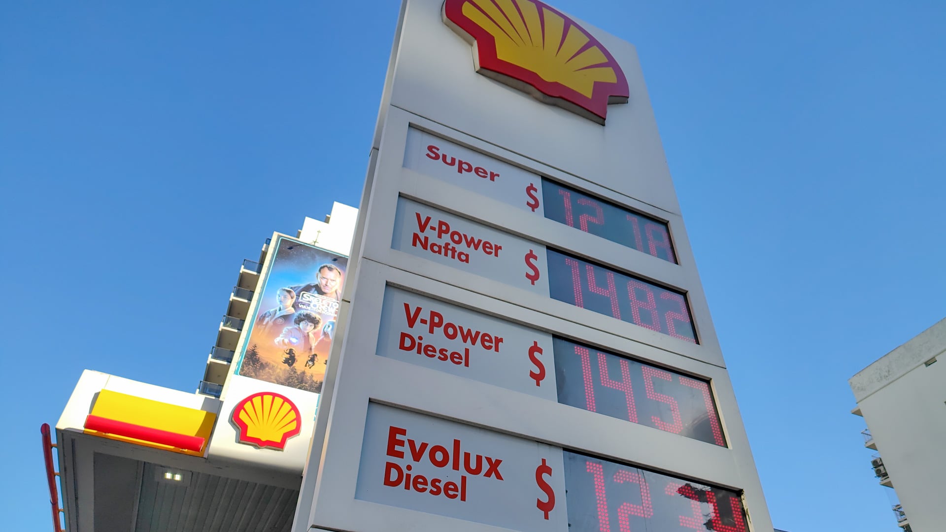 Los aumentos impactarán en la nafta y el gasoil