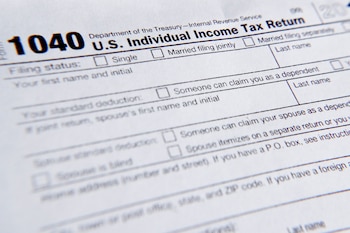 La devolución promedio por impuestos en Estados Unidos aumentó 11%, alcanzando los USD 3.462, según el IRS (AP Foto/Keith Srakocic)