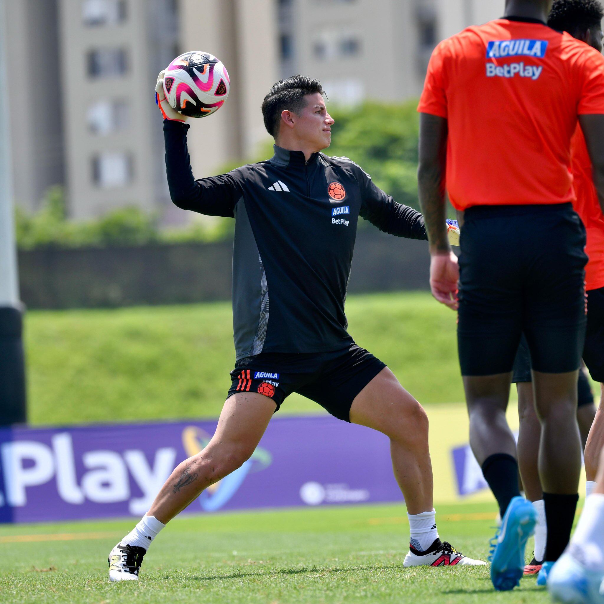 El capitán de la selección Colombia en entrenamiento con el equipo - crédito @FCFSelecciónCol/X