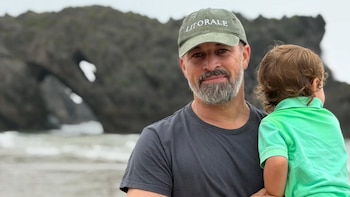 El pueblo asturiano en el que Santiago Abascal se refugia para “recuperar el tiempo robado a la familia”: sus vacaciones en el principado junto a mujer y sus hijos