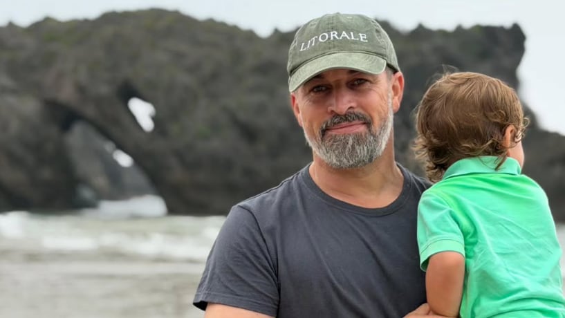 El pueblo asturiano en el que Santiago Abascal se refugia para “recuperar el tiempo robado a la familia”: sus vacaciones en el principado junto a mujer y sus hijos