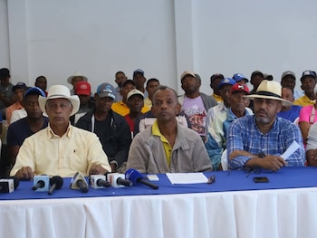 Más de 500 ganaderos formales reclaman medidas ante la caída de la producción de leche y el impacto sobre más de 4,000 empleos en Las Matas de Farfán. (Cortesía: Materos Activos)
