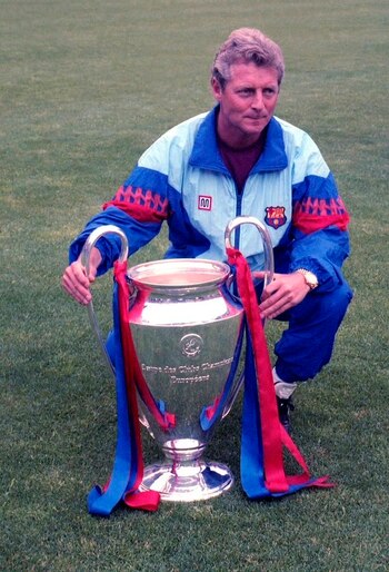 02/11/2020 El fallecido técnico neerlandés Toni Bruins Slot, posando con la Copa de Europa ed 1992 que conquistó siendo ayudante de Johan Cruyff en el 'Dream Team' del FC Barcelona
DEPORTES
FC BARCELONA