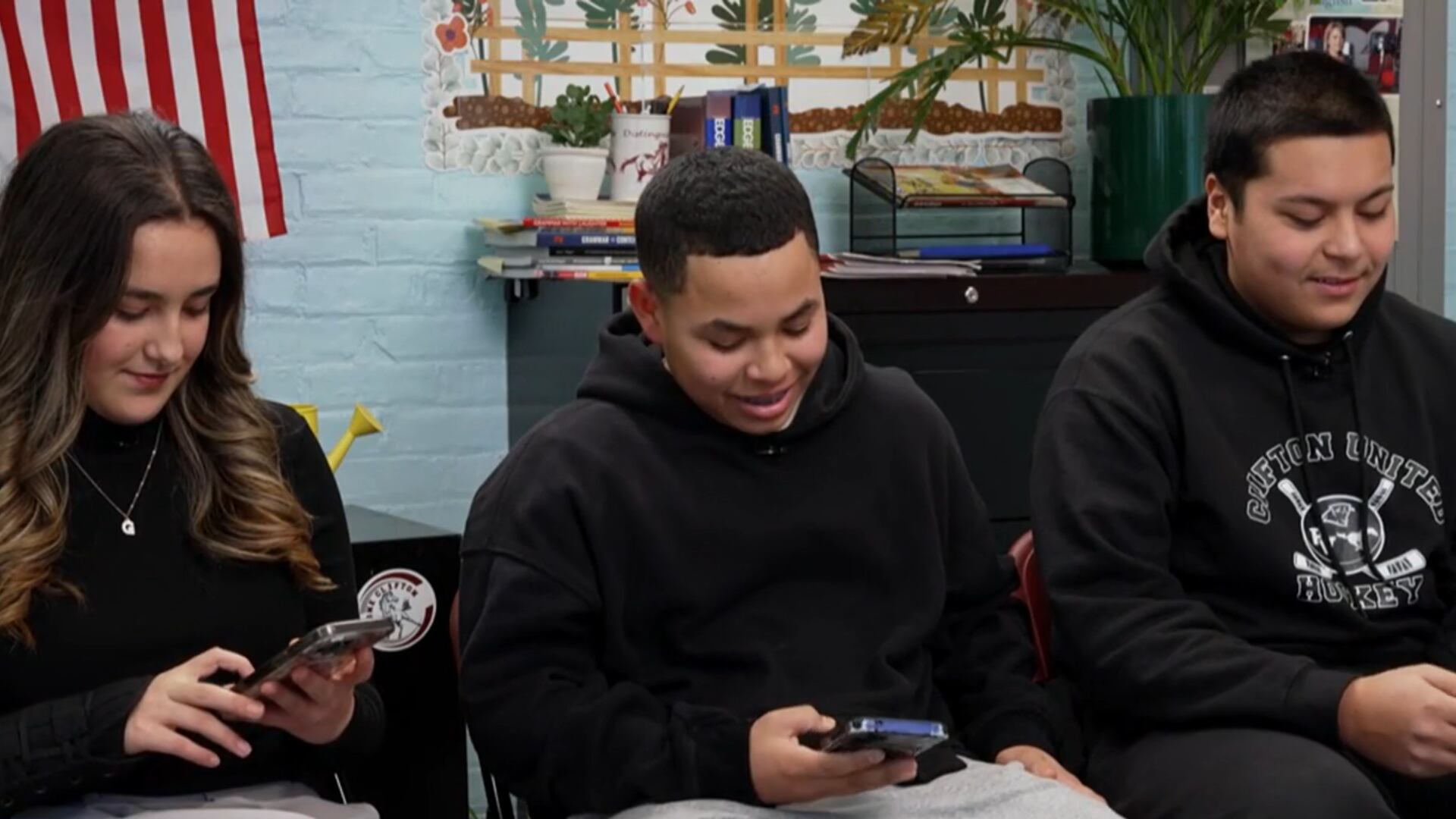 El experimento impulsado por la escuela buscó demostrar la efectividad de estrategias tecnológicas para limitar el tiempo frente a la pantalla (Captura de video: CBS News).