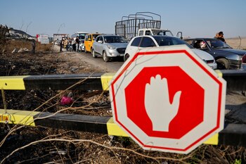 Vehículos esperan en fila mientras