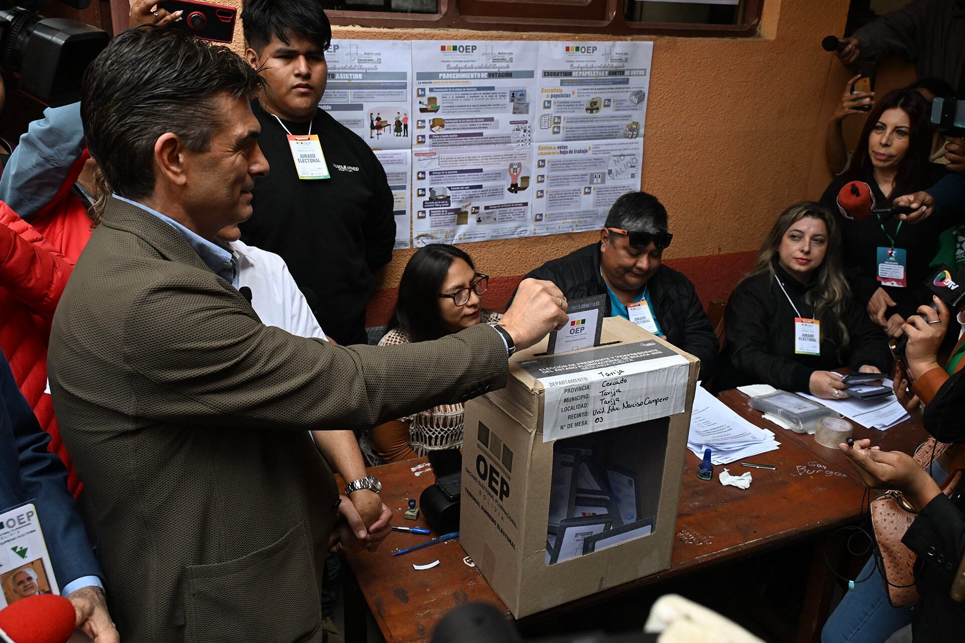 Rodrigo Paz emitió su voto en un colegio electoral de Tarija (Photo by AIZAR RALDES / AFP)