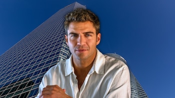 El refugio de Maxi Iglesias, desde el que maneja su discreta vida tras conocerse su relación con Aitana Sánchez-Gijón: su piso en una zona exclusiva de Madrid