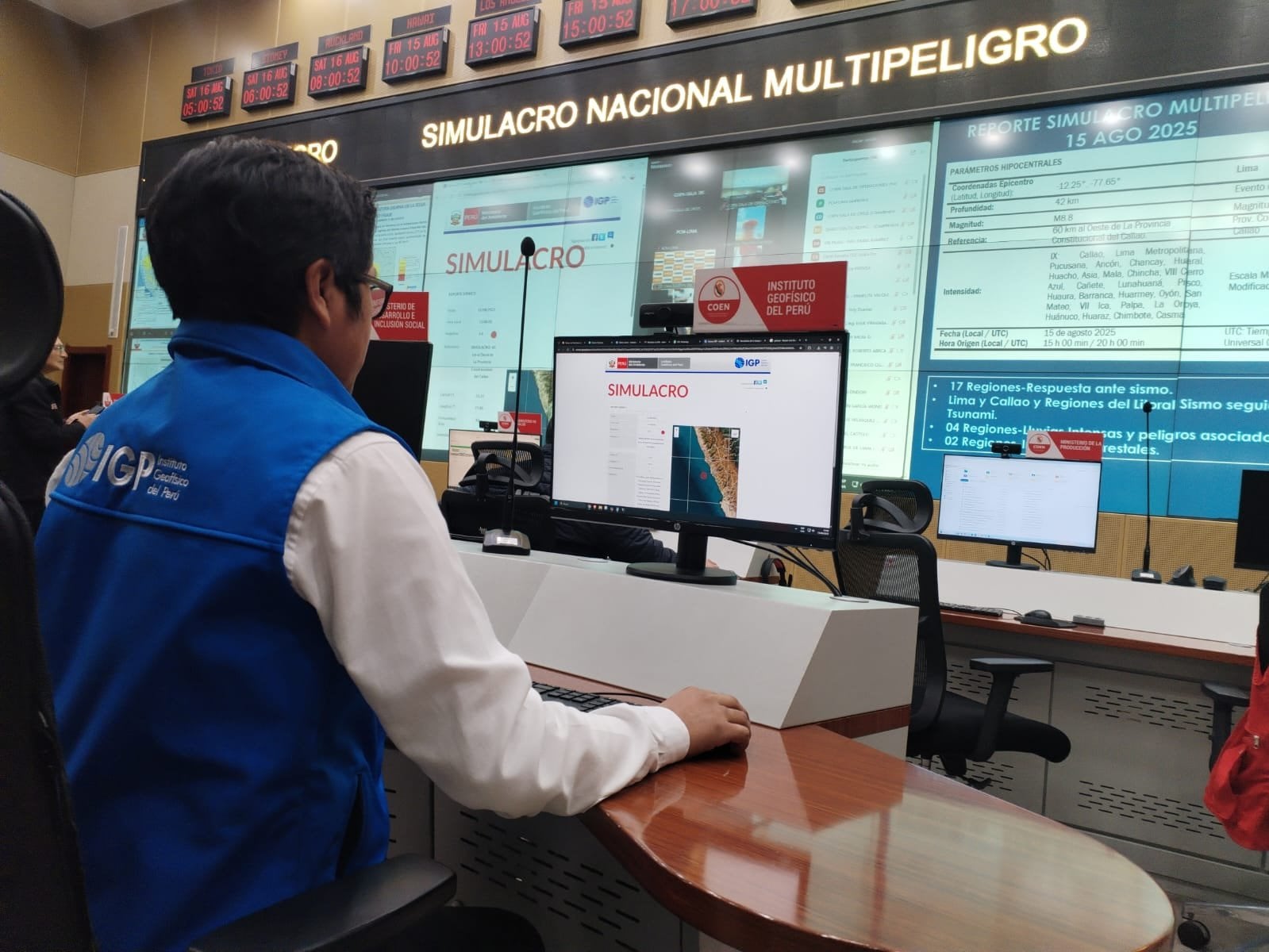 Personal del COEN supervisa el desarrollo del II Simulacro Nacional 2025 desde la central, en coordinación con autoridades regionales y sectoriales.