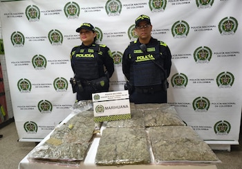 Las incautaciones incluyeron ocho armas de fuego, más de 25 kilogramos de marihuana, otras drogas, y mercancía ilegal valorada en $311 millones - crédito @PoliciaMedellin / X