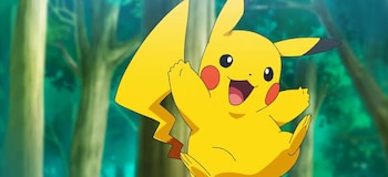 Ilustración de Pikachu, criatura amarilla con mejillas rojas y orejas con punta negra, cola en forma de rayo, con brazos arriba y boca abierta en un bosque