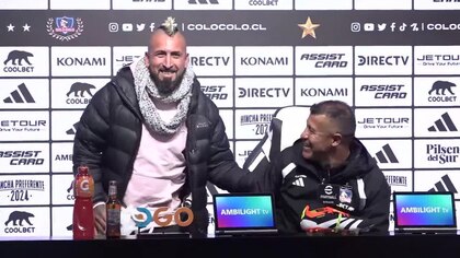 La desopilante reacción de Jorge Almirón ante la aparición del doble de Arturo Vidal en la sala de prensa: “¡Es igual!”