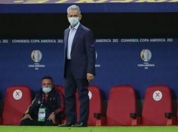 Soccer Football - Copa America 2021 - Quarter Final - Uruguay v Colombia - Estadio Mane Garrincha, Brasilia, Brazil - July 3, 2021 Colombia coach Reinaldo Rueda REUTERS/Henry Romero