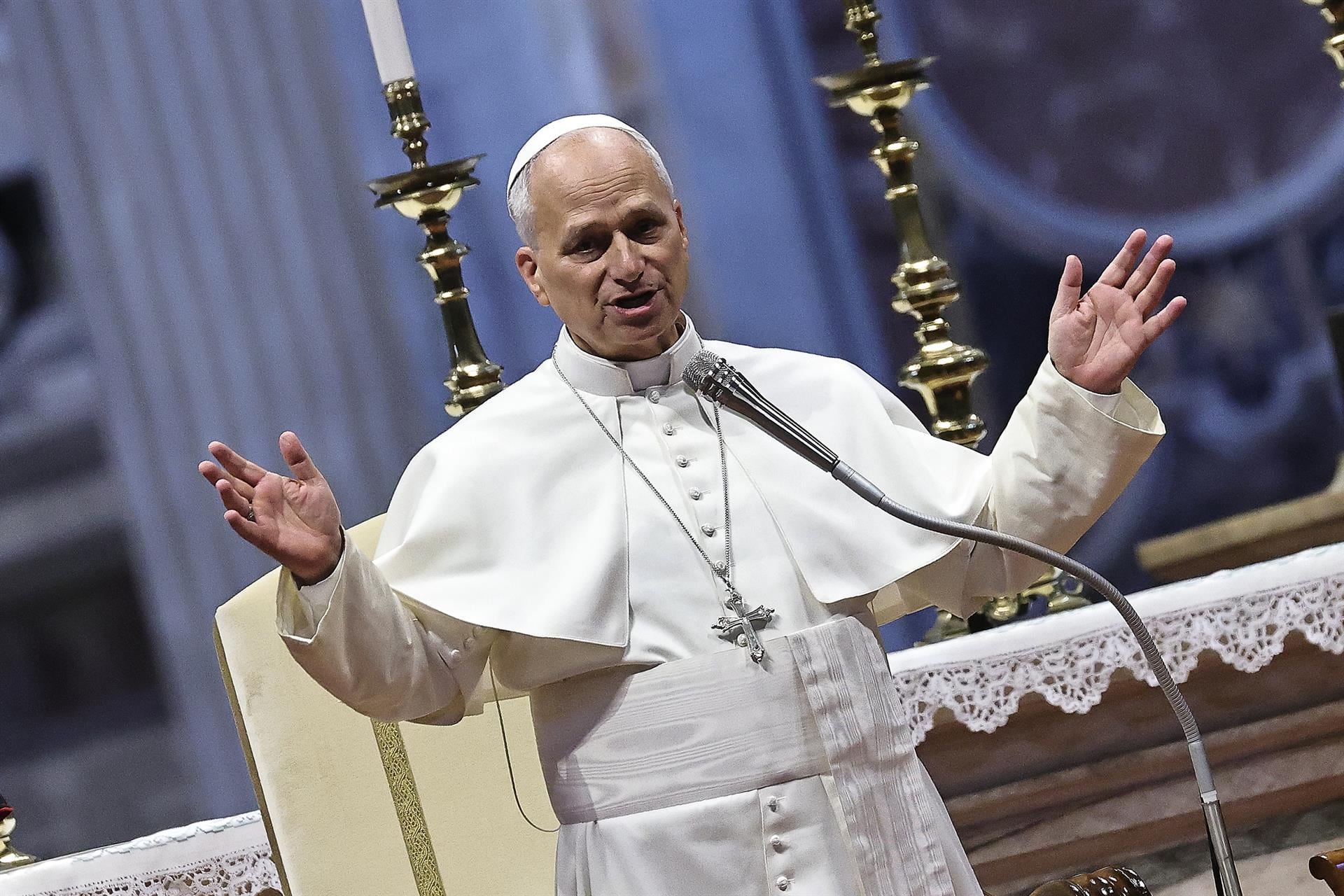 El papa León XIV habla durante una ceremonia religiosa