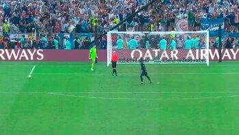 Dibu arroja la pelota hacia