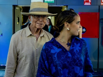 07/08/2026 José Ortega Cano reaparece mientras Gloria Camila se enfrenta a una avalancha de críticas.
Gloria Camila atraviesa uno de los momentos más complicados de los últimos meses después de que sus declaraciones, y las de su pareja, sobre los recientes hechos ocurridos en Ceuta desataran una fuerte oleada de reacciones en redes sociales. La colaboradora está siendo objeto de numerosos insultos y ataques, especialmente por parte de usuarios de su país de nacimiento, lo que ha vuelto a situar a la familia Ortega Cano en el centro de la polémica.
EUROPA ESPAÑA SOCIEDAD