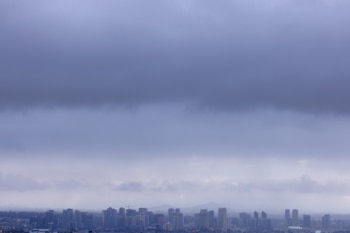 La capa espesa de nubes