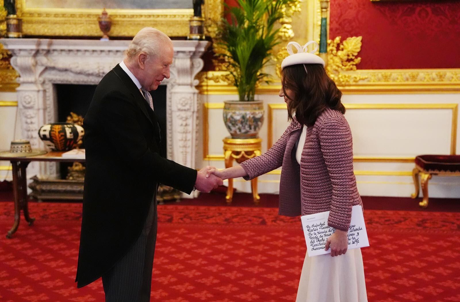 La embajadora en Reino Unido publicó la foto oficial junto al máximo monarca inglés - crédito @Laurisarabia/X